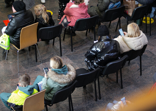 FOTO: Ukrainas pilsoņi saņem palīdzību Rīgā atvērtajā atbalsta centrā. Pieprasījums ir liels