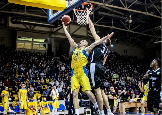 Latvijas kausa finālā uzvaras laurus plūc "VEF Rīga" basketbolisti