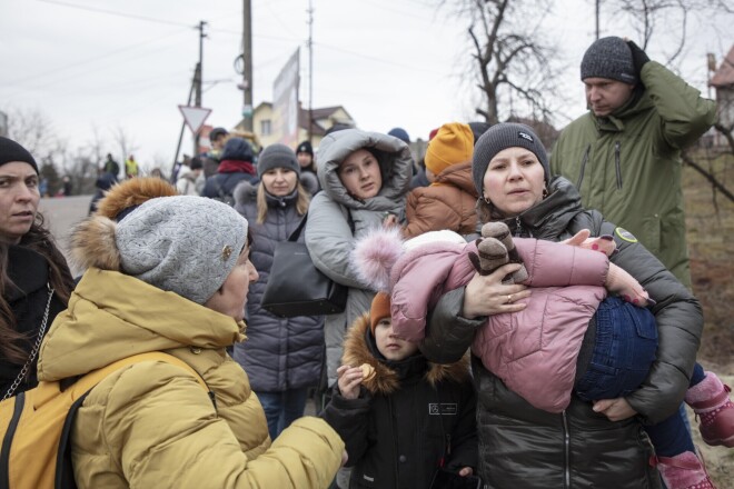 Ukraiņu bēgļi cenšas šķērsot robežu netālu no Mostiskas. 