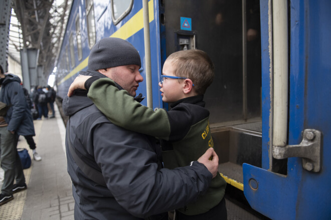 Haoss Ļvovas dzelzceļa stacijā, cilvēkiem glābjoties no kara Ukrainā un cenšoties tikt vilcienos. Ruslans atvadās no sava mazā dēla Gorgi, kurš kopā ar ģimeni tiek sūtīts drošībā uz Ungāriju, kamēr pats Ruslans dodas karot. 2022. gada 27. februāris.