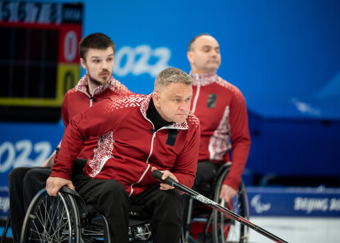 Latvijas ratiņkērlinga izlase paralimpisko spēļu turnīrā spraigā cīņā zaudē Norvēģijai