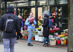 FOTO: rīdzinieki dodas iepirkt ziedus Starptautiskajā sieviešu dienā