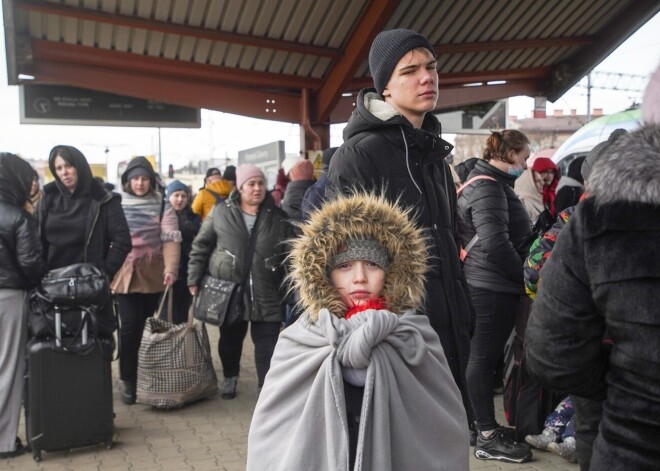 Ukrainas bēgļi Latvijā varēs braukt par velti sabiedriskajā transportā un, sākot strādāt, saņems vienreizēju 500 eiro pabalstu