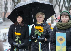 FOTO: cilvēki ar saulespuķēm atbalsta ukraiņu sievietes Starptautiskajā sieviešu dienā