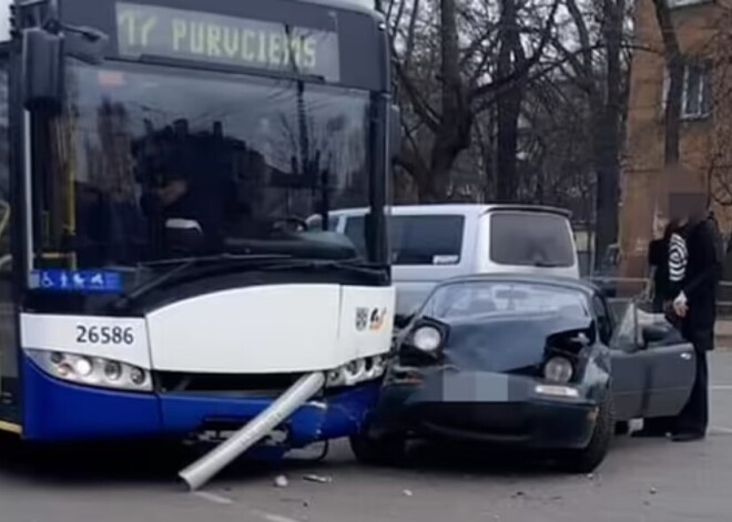 В Пурвциемсе после столкновения с троллейбусом от автомобиля осталась гора металлолома