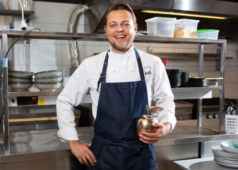 “Šajā pusotrā gadā esmu noilgojies pēc cilvēkiem, pēc iespējas radīt viņiem svētkus. Tāpēc darbs pie ēdienkartes izveides, pie restorāna atkalatvēršanas man pašam bija kā svētki! Tagad tikai jārada tos citiem! Un jāgaida, kad atkal varēs uzņemt klientus pēc pilnas programmas,” – šefpavārs Raimonds Zommers ir gatavs sagaidīt viesus.