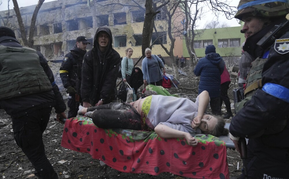 Ievainotas grūtnieces un prātam neaptverams posts: skaudri skati no Mariupolē iznīcinātā dzemdību nama un slimnīcas
