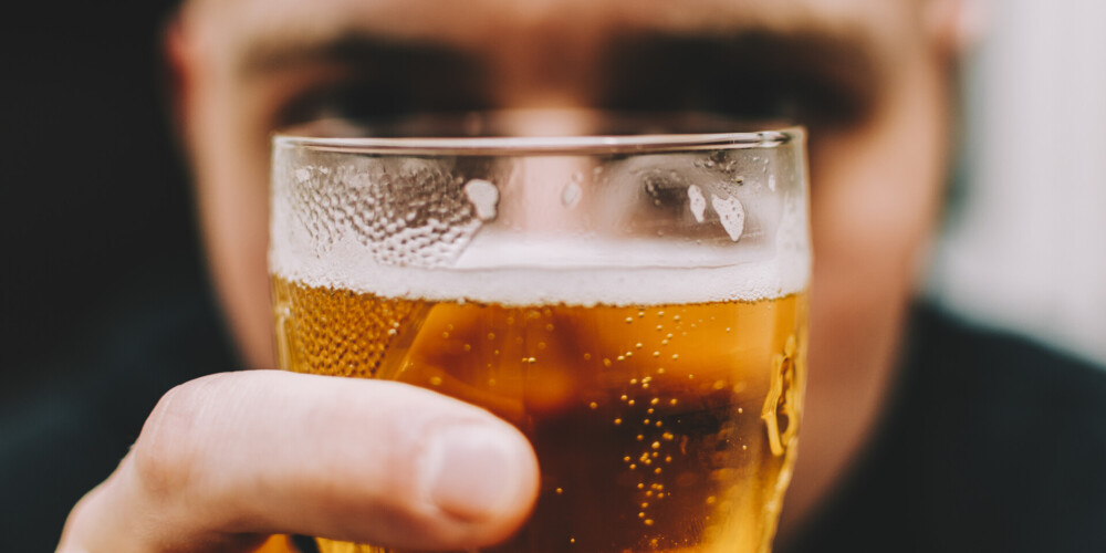 “Tikai divi aliņi dienā un...” – pētnieki atklāj alkohola graujošo ietekmi uz smadzenēm