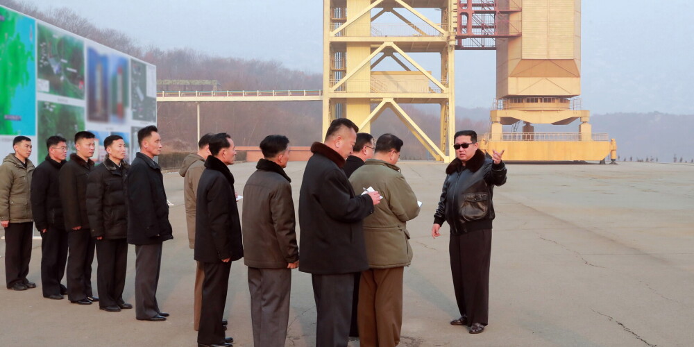 "Nopietns saasinājums": Ziemeļkoreja izmēģina jaunu starpkontinentālo ballistisko raķešu sistēmu