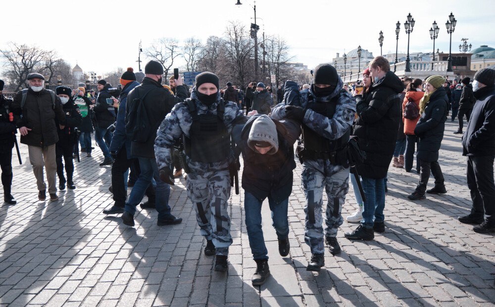 Kā protesti pret agresiju Ukrainā norit dažādās Krievijas pilsētās? Stāsta to dalībnieki