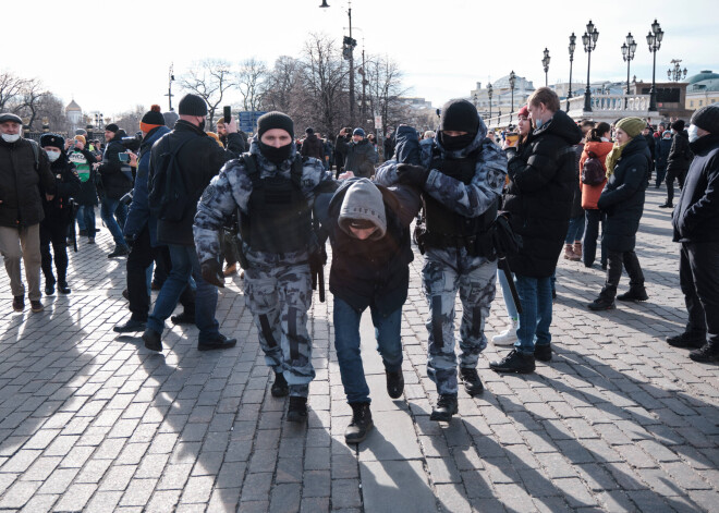 Kā protesti pret agresiju Ukrainā norit dažādās Krievijas pilsētās? Stāsta to dalībnieki