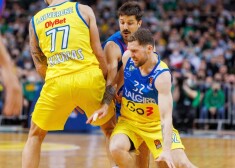 "Žalgiris" Ukrainas karoga krāsu formās pieveic "Barcelona" komandu