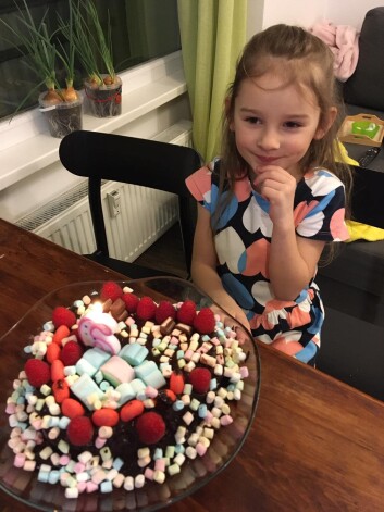 Pētersones mazmeita pie savas 6. dzimšanas dienas tortes.