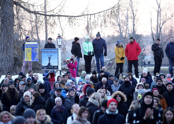 Atbalsta koncerts Ukrainai "Roks pret okupāciju" Cēsu pils parkā.