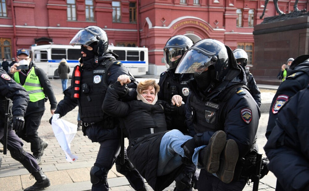 Krievijā protestos pret karu aizturēti vairāk nekā 260 cilvēki