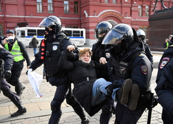 Krievijā protestos pret karu aizturēti vairāk nekā 800 cilvēki