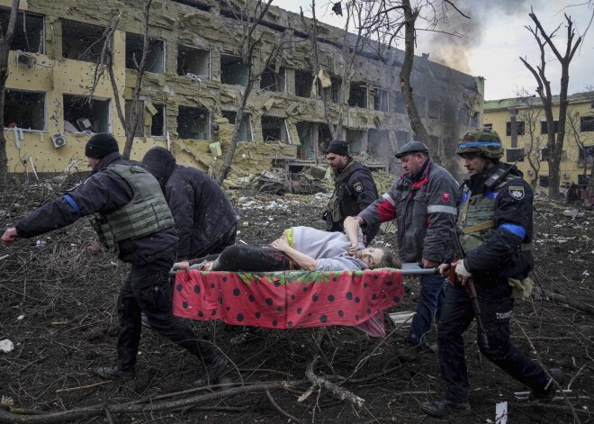 Šo foto no Krievijas uzbrukuma Mariupoles dzemdību namam redzēja daudzi. Diemžēl sieviete un viņas mazulis neizdzīvoja