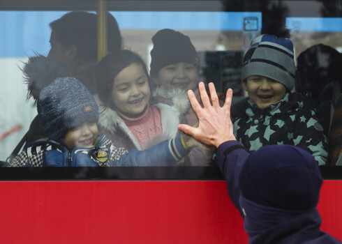 Bērni autobusā uz Polijas-Ukrainas robežas.