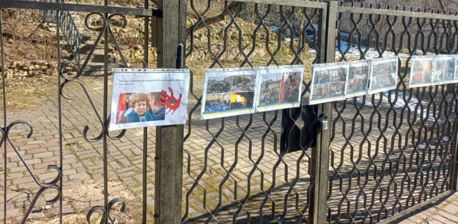 Pagājušās nedēļas sestdienā Tatjanas Ždanokas mājas Garciemā metāla žogu rotāja Krieviju nosodošie plakāti.