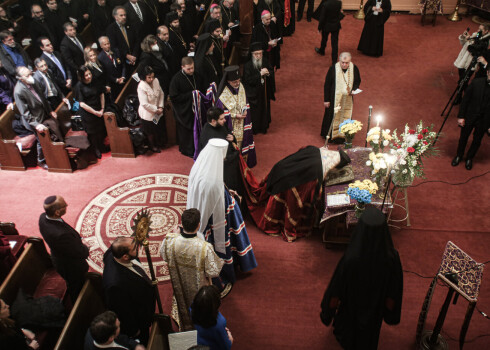 Reliģijas vērotāji paredz, ka Ukrainas kara dēļ varētu sākties Maskavas patriarhāta draudžu pāriešana citu patriarhu pakļautībā. Iespēju daudz – Konstantinopoles, Polijas, Grieķijas, Gruzijas, Albānijas un citi patriarhāti. Attēlā: aizlūgums par Ukrainu Amerikas ukraiņu pareizticīgo katedrālē Ņujorkā.