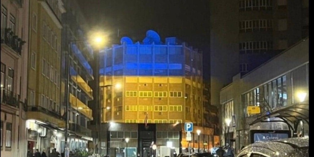 Krievijas vēstniecību Portugālē izgaismo Ukrainas krāsās, ielu uz kuras tā atrodas, plāno nosaukt Zelenska vārdā