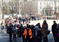 Rīgā pie bēgļu centra Kongresu namā izveidojusies gara rinda