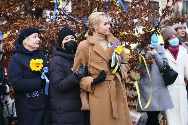 Lilita Ozoliņa piketējot turējās pie Dailes teātra komunikācijas vadītājas Agneses Vārpiņas elkoņa.