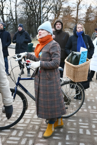 Jaunā Rīgas teātra dīva Guna Zariņa velosipēda grozā uz piketu atveda plakātu