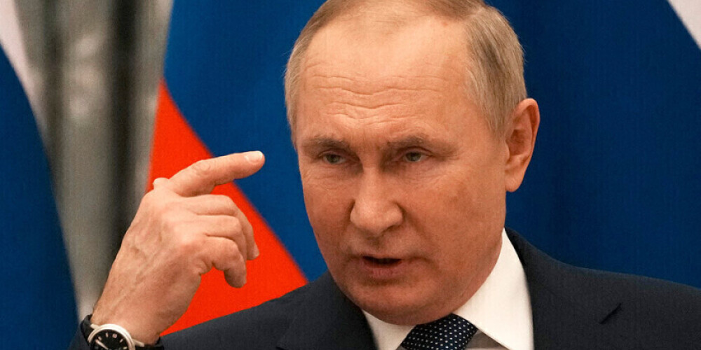 Baidens pirmo reizi izmanto frāzi "kara noziedznieks", runājot par Putinu