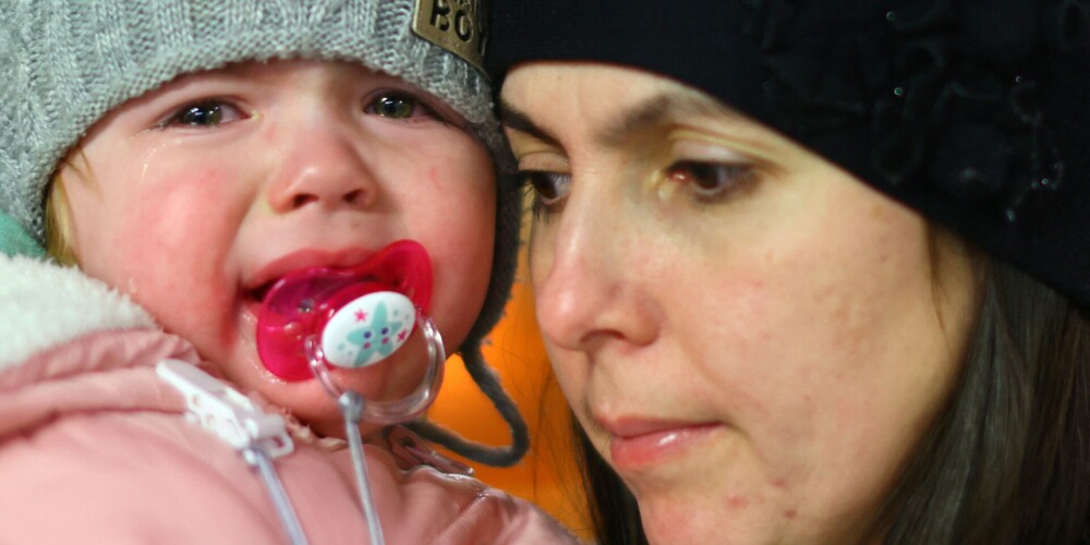 Ukrainas kara bēgļu mamma kopā ar savu mazo meitiņu, pametot kara plosīto zemi.