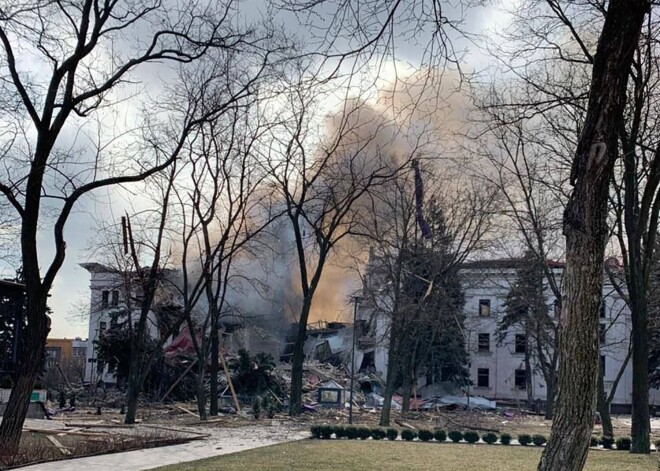 "Gruvešus sāk novākt, cilvēki iznāk dzīvi" - Mariupoles teātra bumbu patvertnes bombardēšanā nav ziņu par bojāgājušajiem