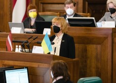 Ieva Akuratere nodod Saeimas deputātes zvērestu