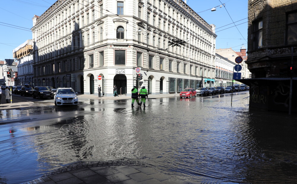 FOTO: Rīgā pamatīgi plūdi vienā no centrālajām ielām
