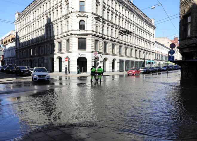 FOTO: Rīgā pamatīgi plūdi vienā no centrālajām ielām