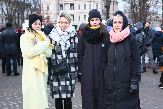 Среди пикетчиков у театра Дайлес были и хореограф Линда Калниня, актрисы Анете Красовска и Иева Сеглиня-Крузкопа, а также Резия Калниня. На этой неделе Резию ждало большое испытание - премьера новой постановки Rotkho