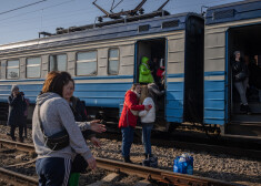 С понедельника выплачивать пособия и выдавать пакеты помощи украинским беженцам в Риге будут в новом центре поддержки