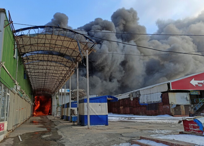 Жуткие кадры: после обстрела горит рынок в Харькове