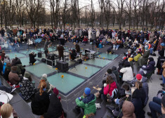 FOTO: ietinušies segās, ļaudis LNMM pagalmā bauda pop-up koncertu "Satikšanās punkts"