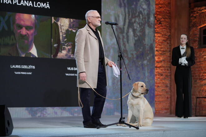 Timurs pacietīgi gaida, kad Pēteris Krilovs teiks runu un pasniegs balvu. Viņam nemaz nav garlaicīgi.