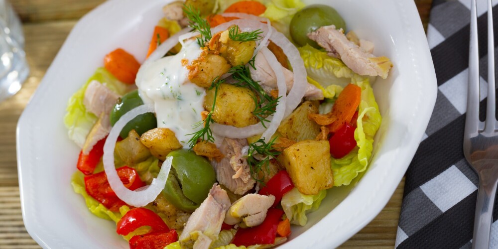 Siltie vistas salāti ar jogurta mērci