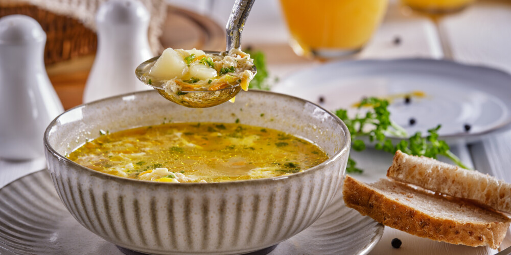 Kāpostu zupa ar vistu un sieru