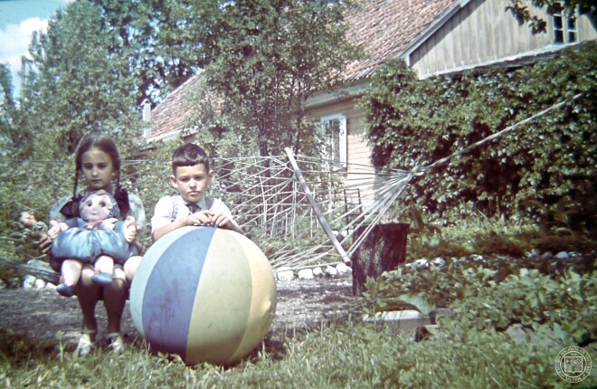 Bērni ar rotaļlietām Platkāju mājās Jelgavas apriņķa Platones pagastā (1939. gads. Fotogrāfs: Valdemārs Ģinters).