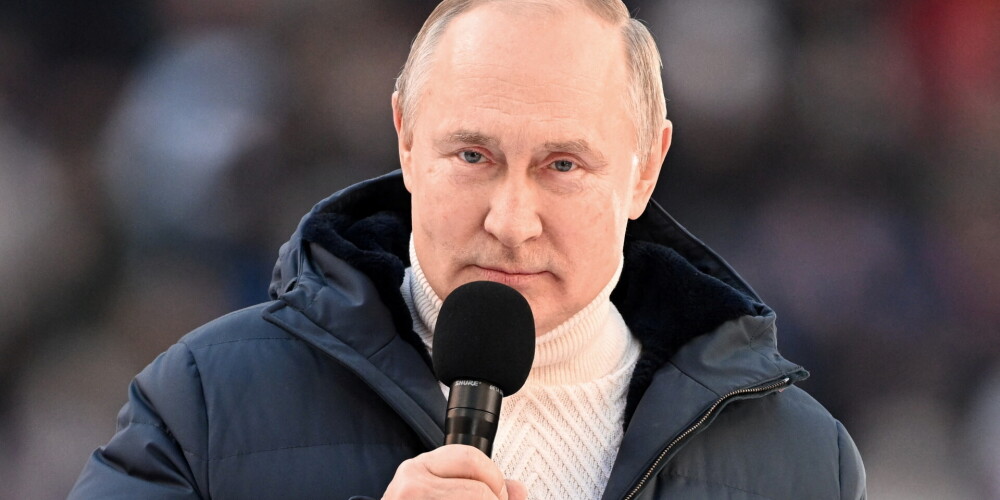 "Askēts jakā par 13 tūkstošiem." Krievijas televīzija teikuma vidū pārtrauc translēt Putina runu kara atbalsta mītiņā