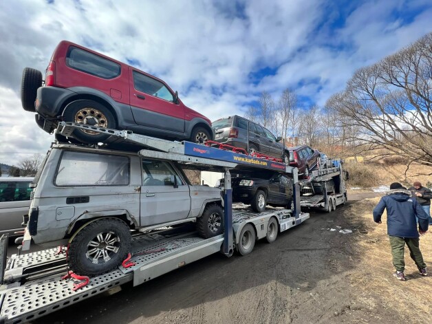 Latvijā sarūpētie auto ceļā uz Ukrainu.