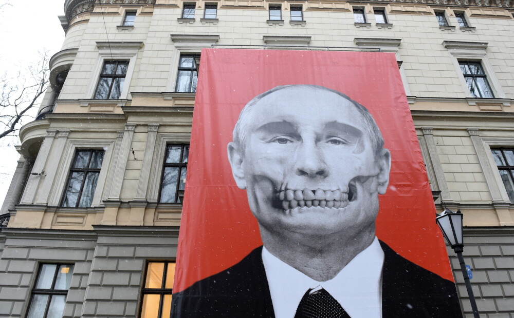 No Krievijas vēstniecības saņemta protesta nota par lielizmēra plakātu uz Medicīnas muzeja ēkas