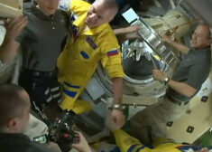 Simbolisks atbalsts Ukrainai? Krievu kosmonauti Starptautiskajā kosmosa stacijā ierodas tērpušies dzeltenzilās krāsās