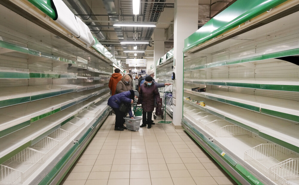 Cilvēki Krievijā kā aptrakuši izķer cukuru. VIDEO