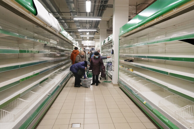 2022. gada 15. marts. Sanktpēterburga, Krievija. Cilvēki izpērk pēdējos produktus no ārvalstu pārtikas veikala, īsi pirms tas pamet Krievijas tirgu.