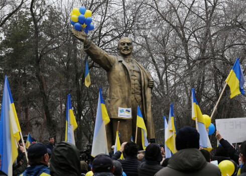 2022. gada 6. marts. Protests Ukrainas atbalstam pie PSRS dibinātāja Vladimira Ļeņina pieminekļa Almati, Kazahstānā.