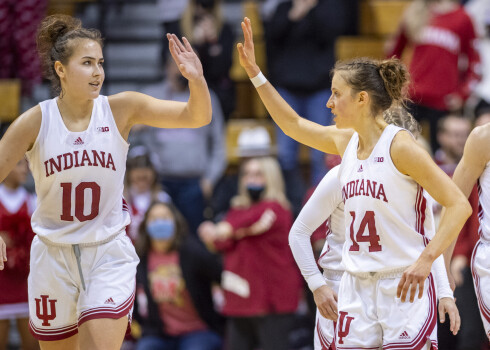 Viena no "Hoosiers" līderēm Aleksa Gulbe (pa kreisi). 